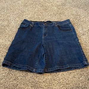 Women’s bill blass stretch blue Jean shorts size 14